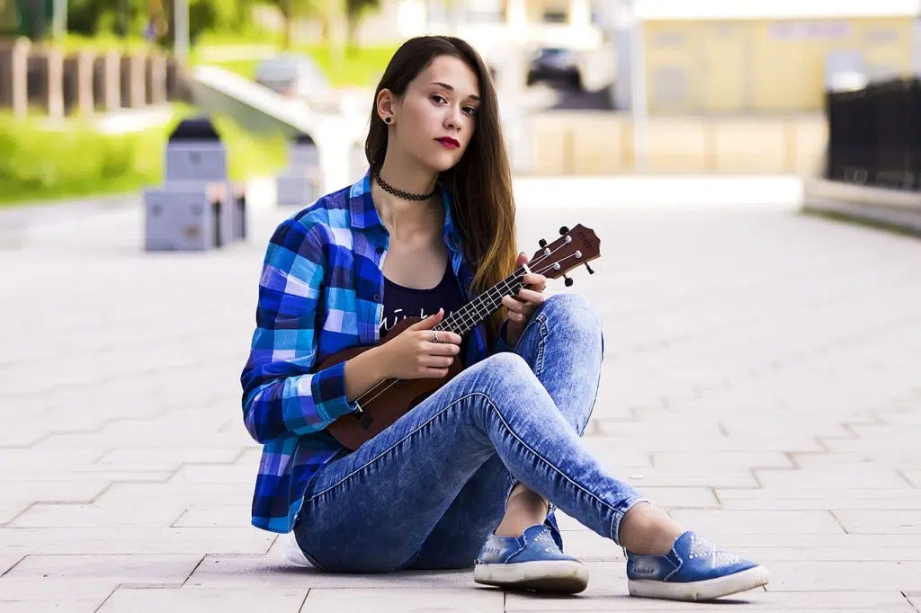 femme avec un ukulele