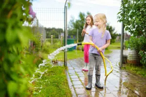 un tuyau d’arrosage extensible