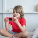 Enfant qui joue a Goat Simulator