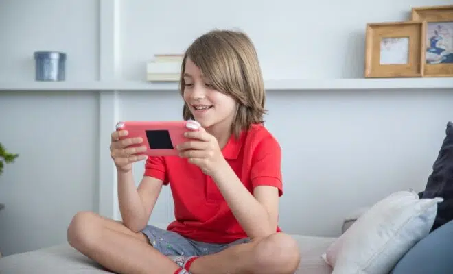 Enfant qui joue a Goat Simulator