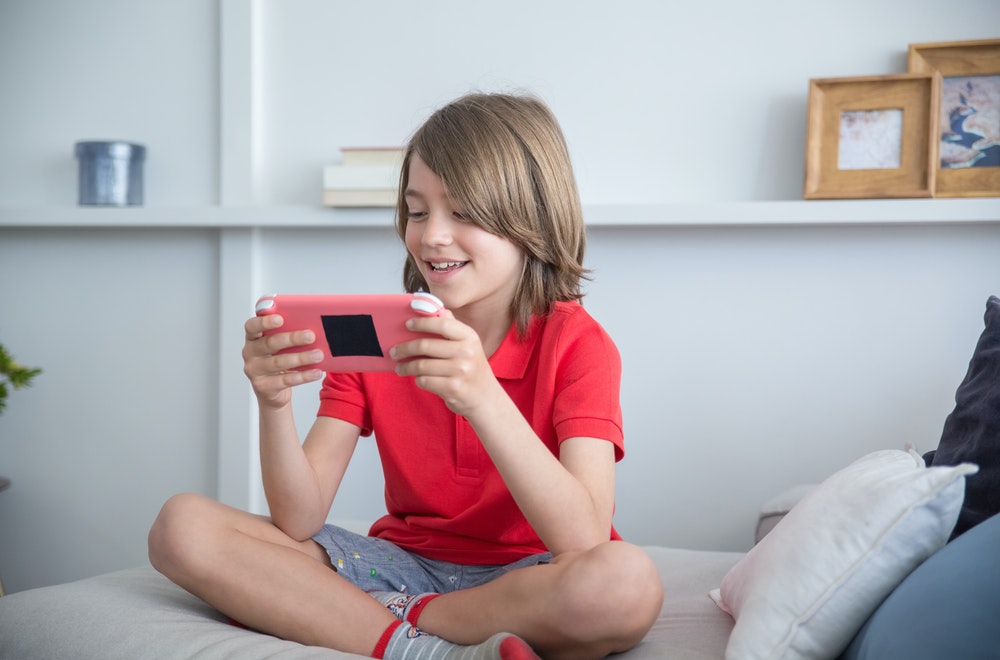 Enfant qui joue a Goat Simulator