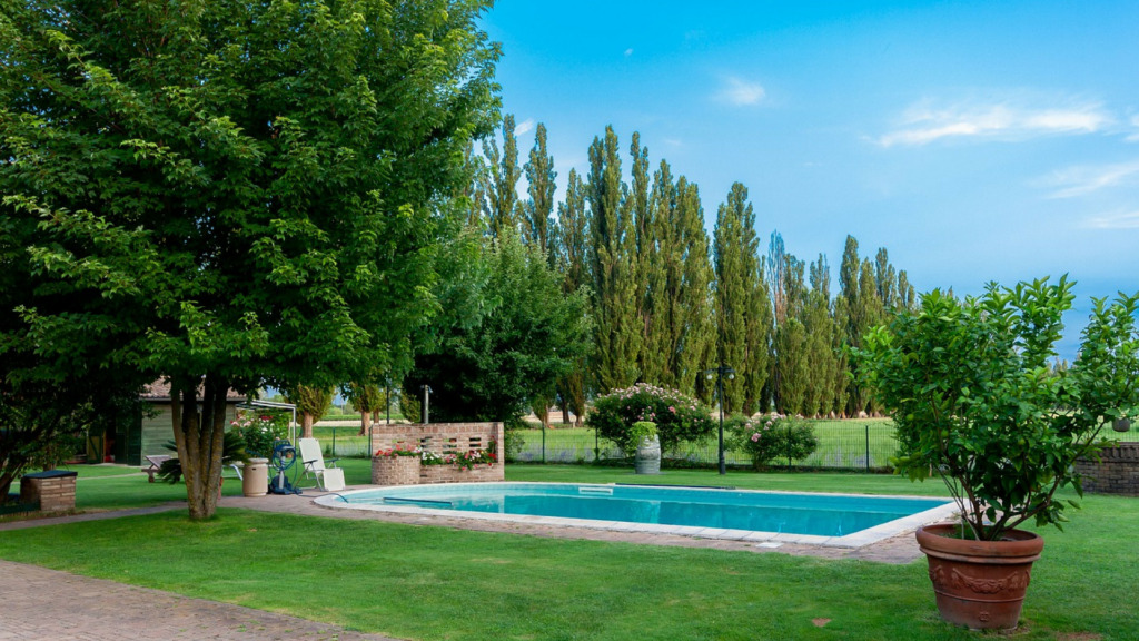 Pourquoi vous devriez vous tourner vers une couverture automatique pour piscine