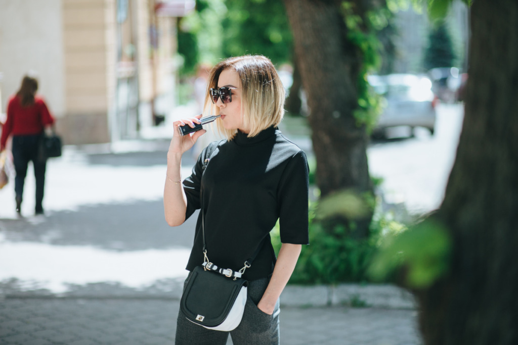 fille fumeuse