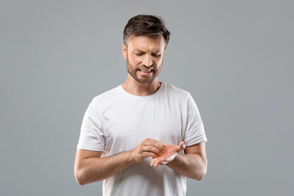 Les différentes croyances associées à la main gauche qui gratte à l