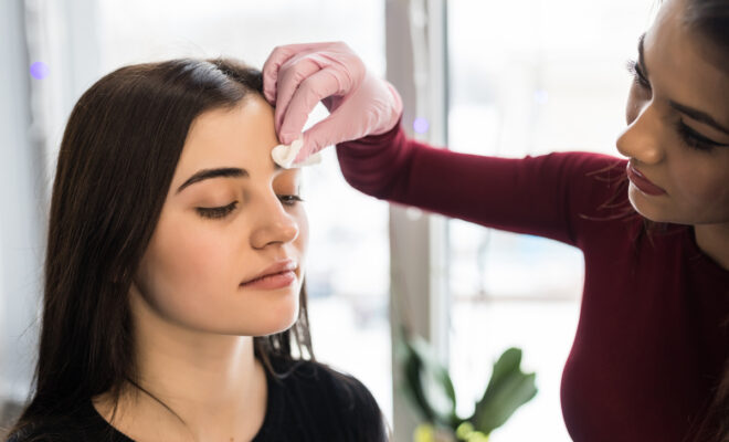 retirer henné sourcils