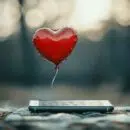 La signification des SMS d'amour à travers les âges : évolution et tendances
