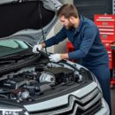 apprenez à installer facilement les courroies d'accessoires de votre citroën c4 iii chez vous grâce à notre guide étape par étape, simple et pratique.