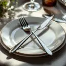 découvrez comment présenter élégamment les couverts croisés dans l'assiette pour sublimer vos dîners raffinés et impressionner vos invités avec style.