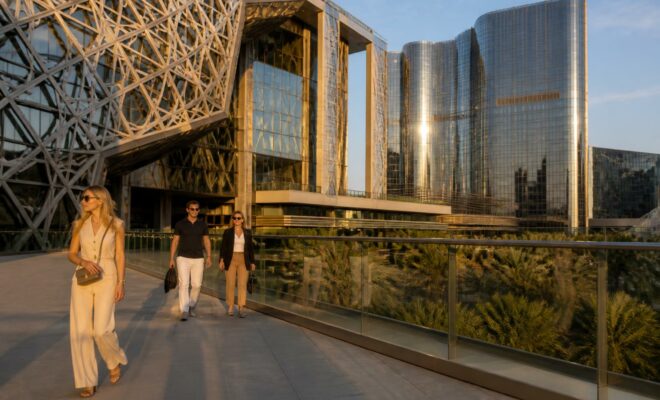 découvrez les attractions incontournables du casino city of dreams à cotai, chine, entre jeux passionnants, spectacles éblouissants et divertissements de luxe.