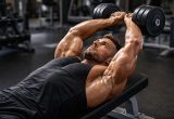 apprenez comment le pull over avec haltères peut renforcer et sculpter vos pectoraux efficacement en musculation.